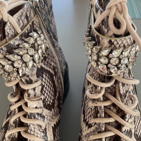 Womens Antonio Milani boots size 6.5. Great condition missing some embellishment - Picture 3 of 9